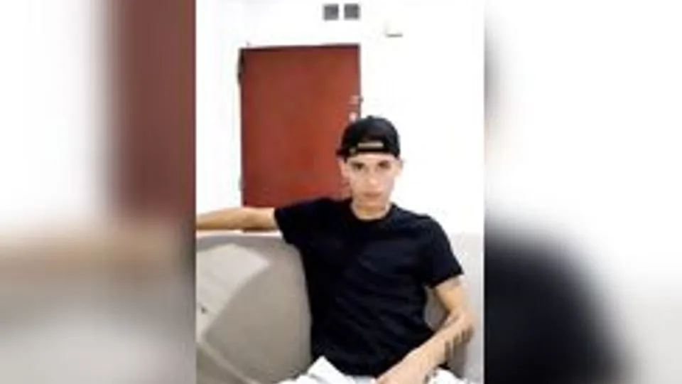 [Menino sozinho em casa tocando punheta com bela gozada]