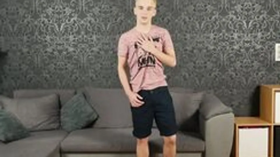 ]]Menino Taylor Blaze tocando punheta com seu belo pau no sofá do Studio[[