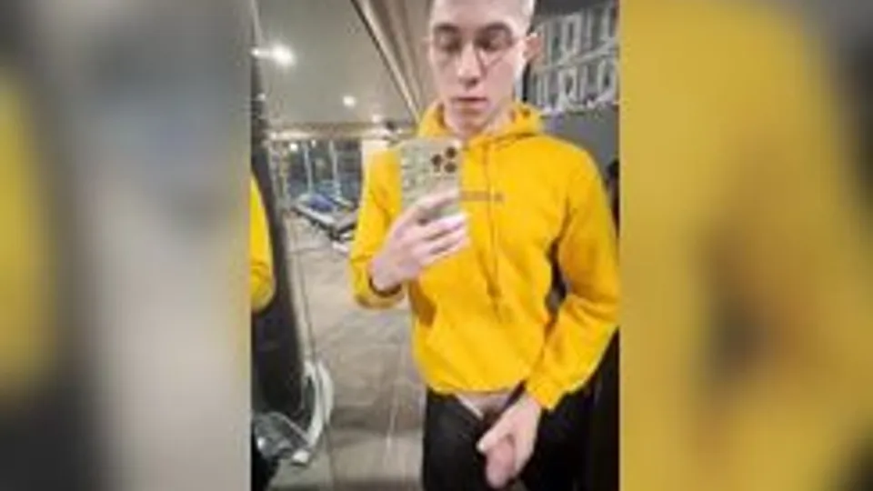 فتى ي Masturbates في حمام مول