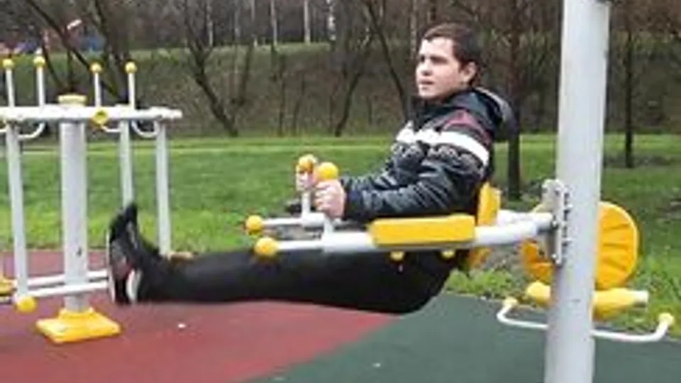 Mike18 works out in park