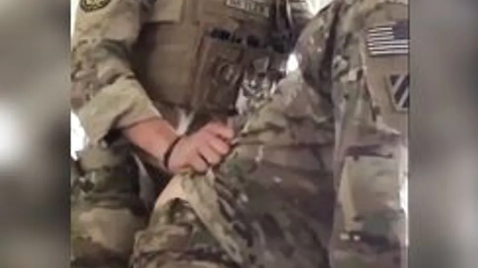 بيت الشباب: الأولاد العسكريون ي Masturbate