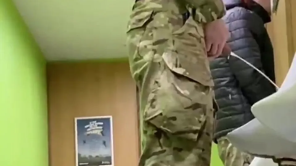 MILITARY GUY TAKING A PISS - ThisVid.com