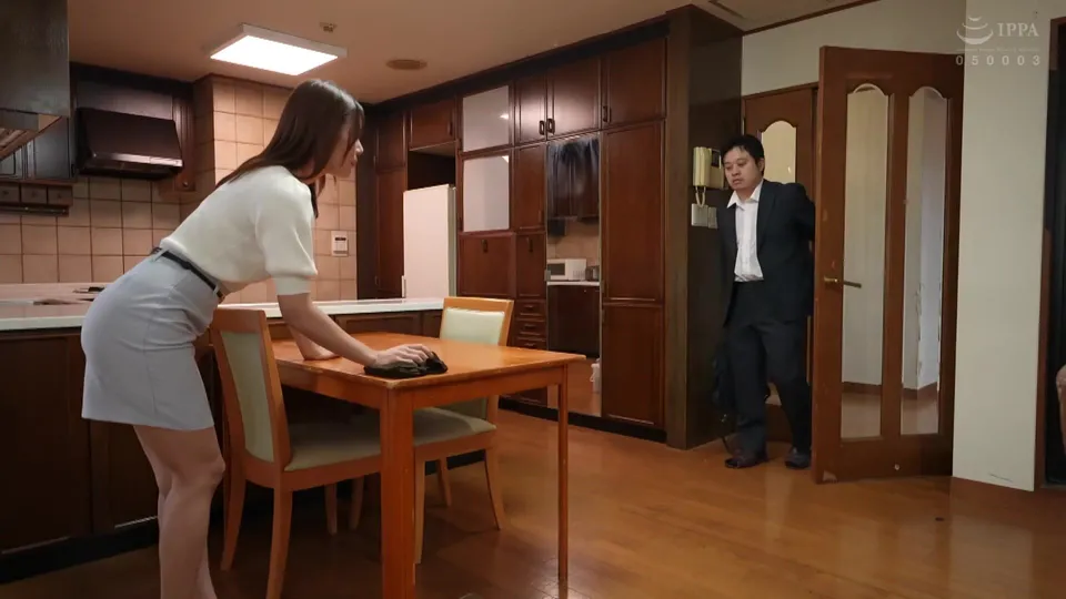 Housewife Gets Down with Delivery Man in Kitchen
