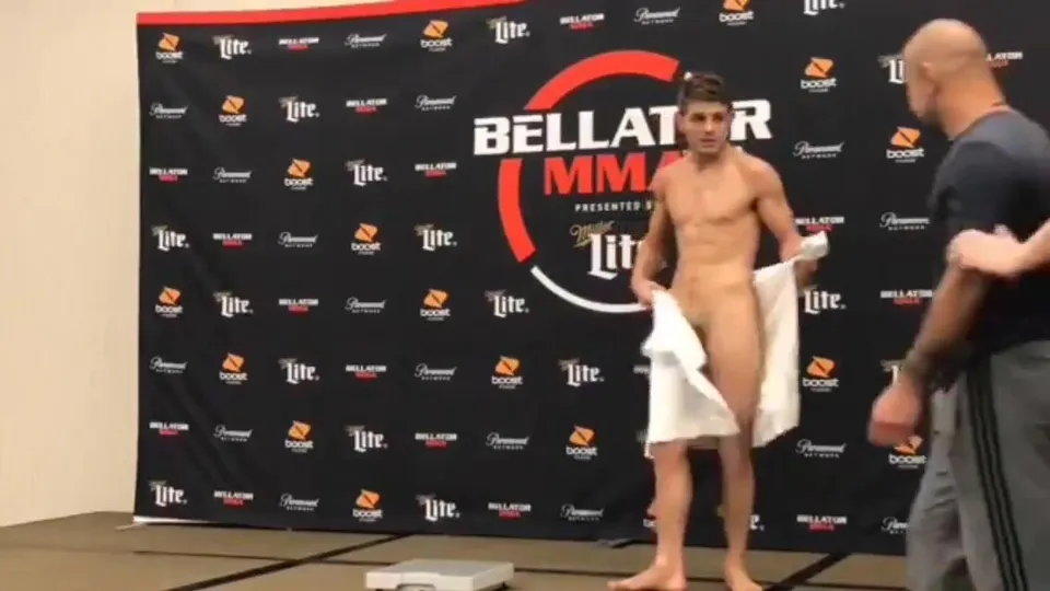 MMA fighter cock flash - ThisVid.com
