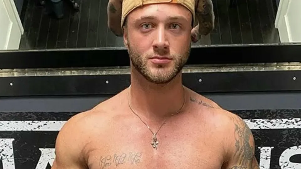 Model Boy caught up - ThisVid.com