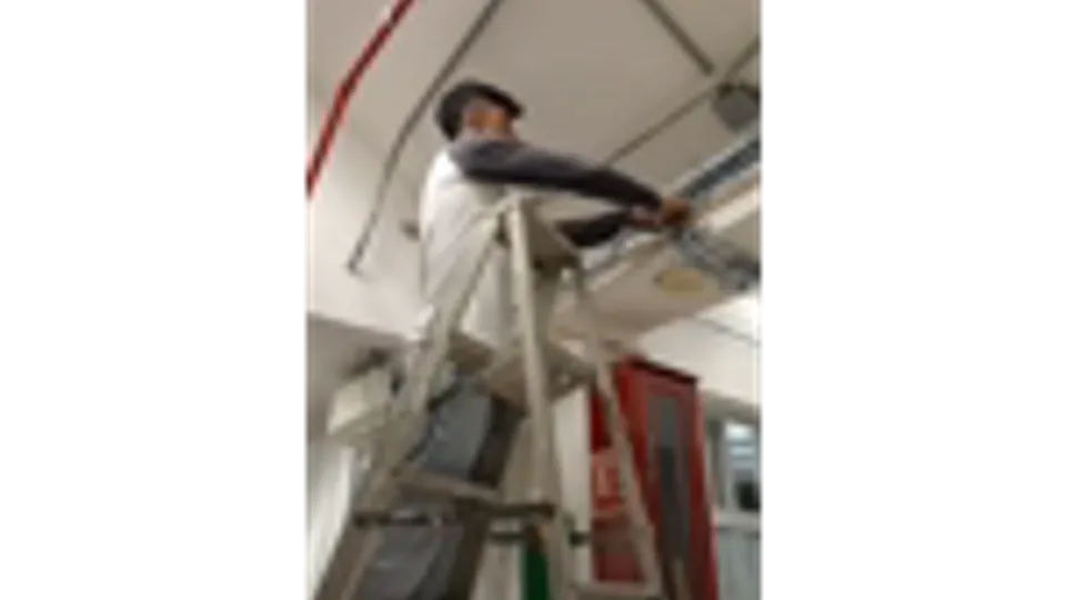 Moleque com fogo no rabo passa rodo nos trabalhadores - 2