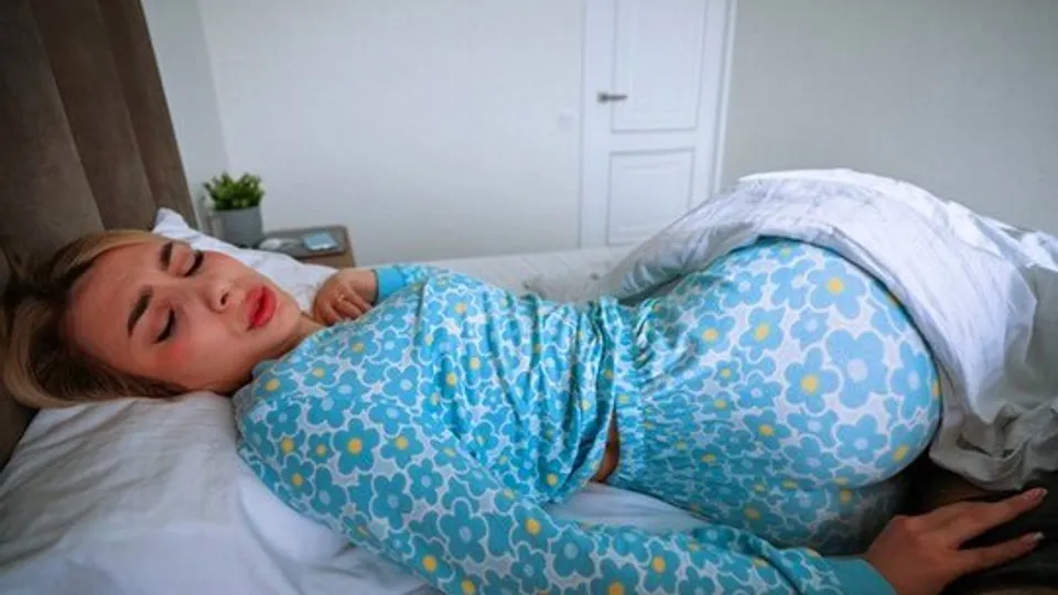 Mom moved her panties to help stepson relax 