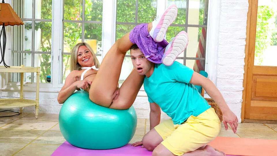 Moms Tight - Madison Brite - Stepmoms Hot Body Energizes Me - S1:E10 