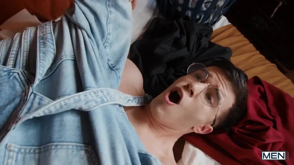 Mon beau père a trouvé mon dildo : Maverick Sun & Austin Wolf