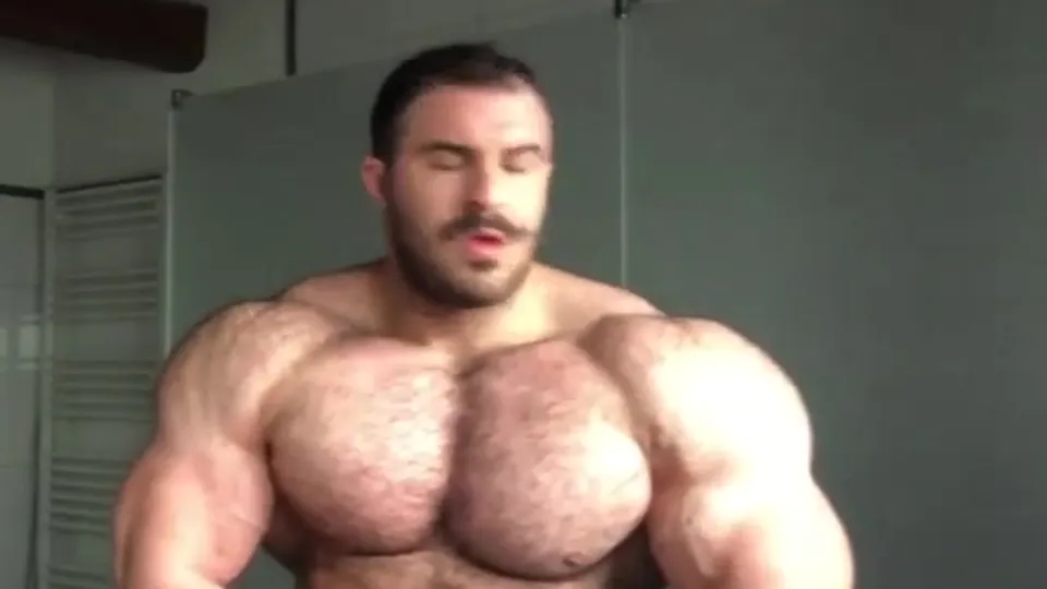 Monster Muscle posing - ThisVid.com