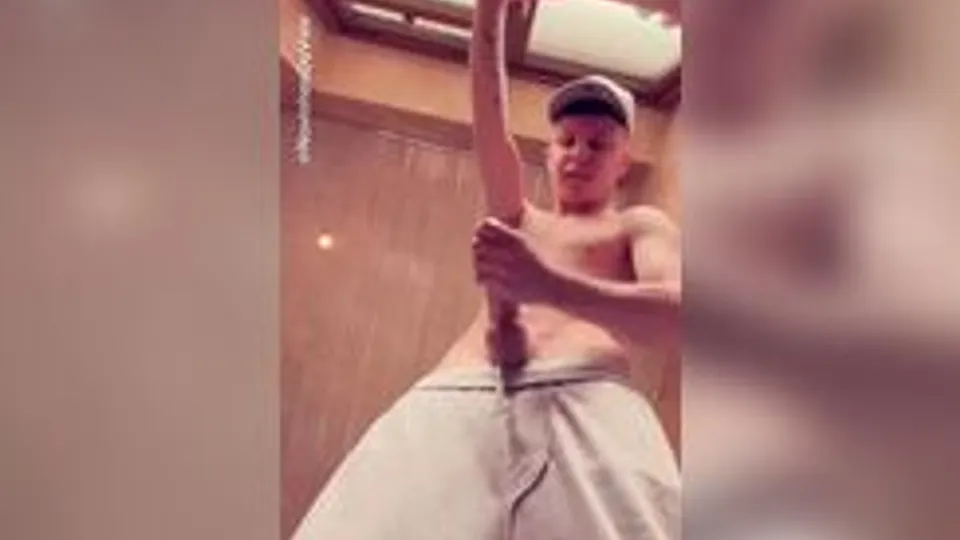 Юный парень дрочит дома