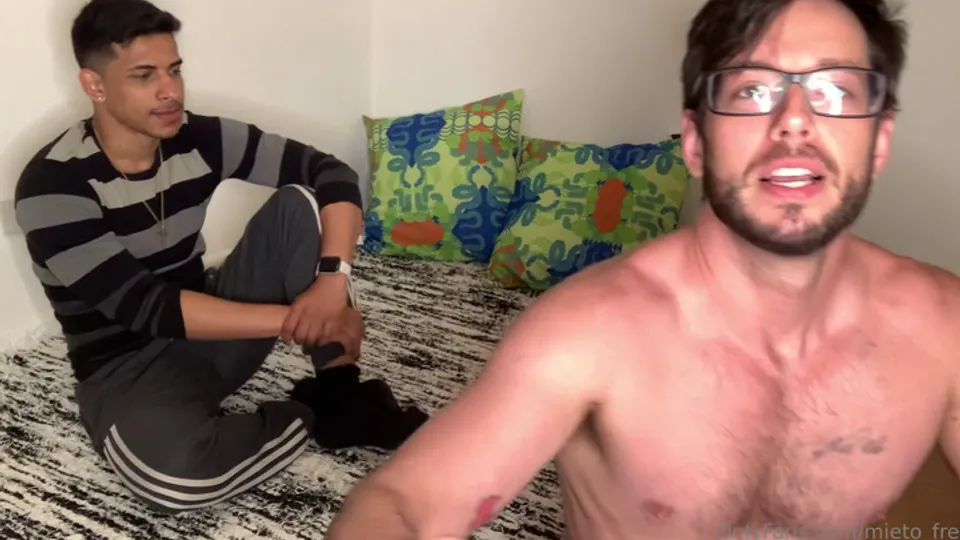 Mt33 and JhNw in Intimate Encounter