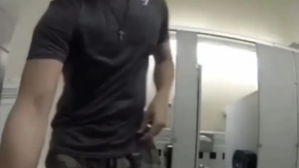 Multiple guys pissing at gym urinal - ThisVid.com