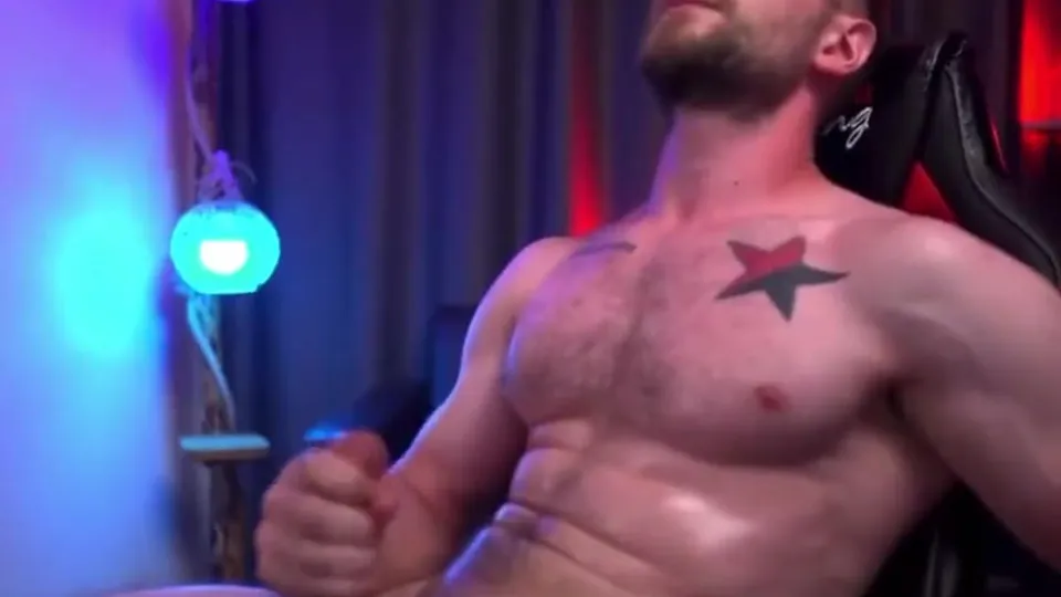 Muscle bearded guy cums on his face - ThisVid.com