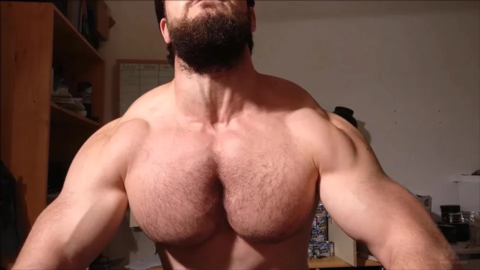 Muscle Beast Flexing - ThisVid.com
