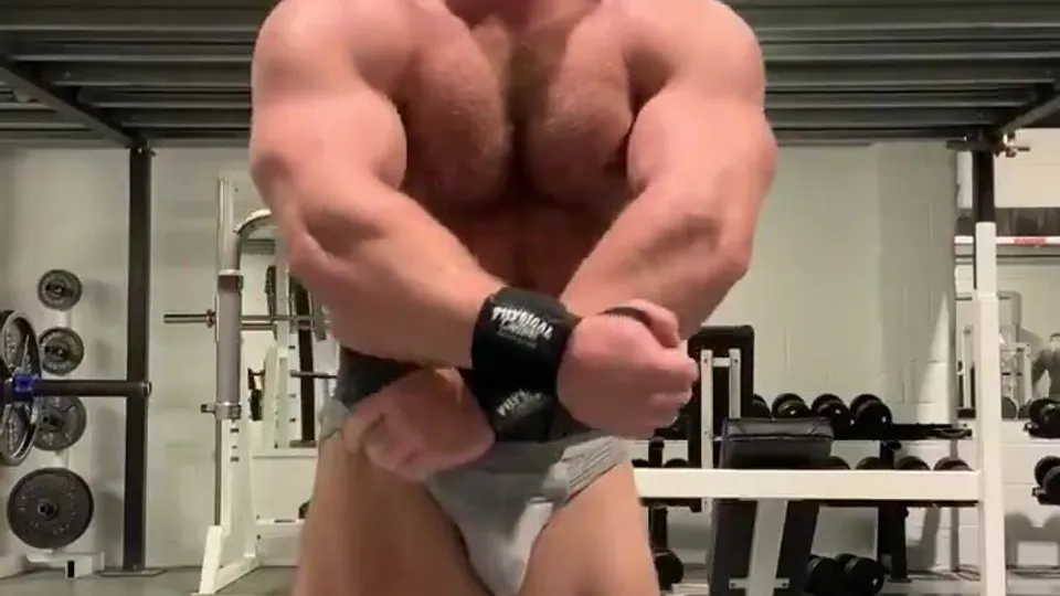 Muscle Beef flexing at the gym - ThisVid.com