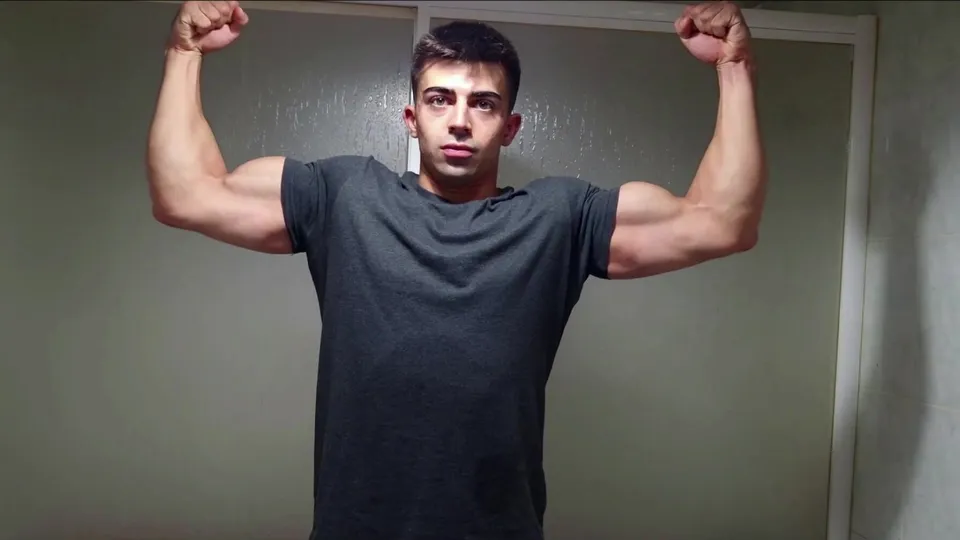 Muscle bicep sexy - ThisVid.com