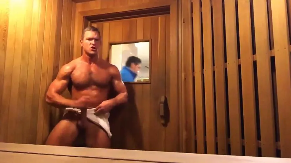 Muscle body builder cum and moan LOUDLY in Sauna - ThisVid.com