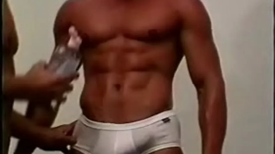 MUSCLE BODYBUILDER OIL WRESTLING