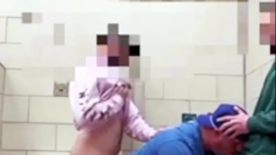 Muscle bottom gets tagteamed in a cruisy restroom - ThisVid.com