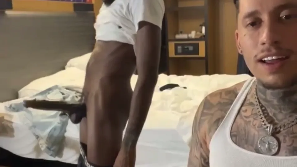 Muscle bottom sucking and taking big dick for $ - ThisVid.com em inglês