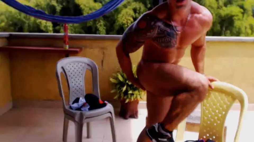 Muscle cam boy Mateo flexes, plays dildo, jerks off and eats cum - ThisVid.com