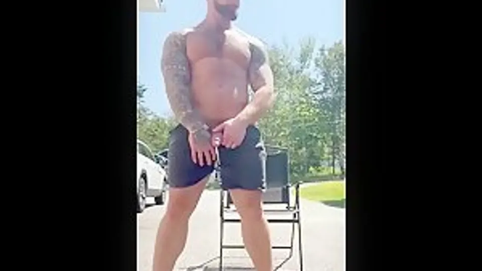 MUSCLE DADDY CUMMING OUTSIDE