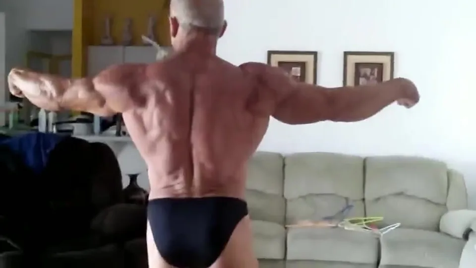 Muscle daddy posing - video 7 - ThisVid.com
