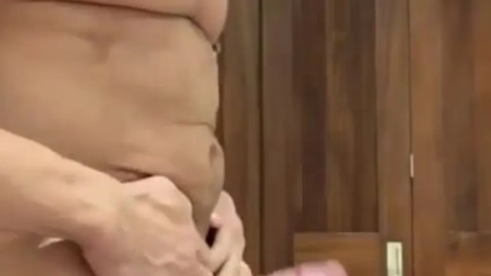 Muscle daddy shows himself - ThisVid.com