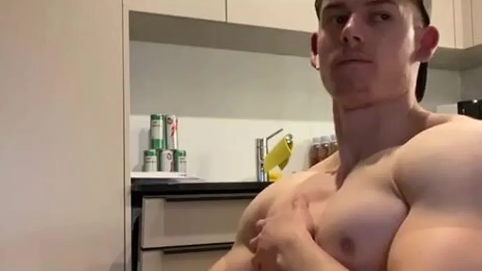 Muscle dude blows load in kitchen - ThisVid.com
