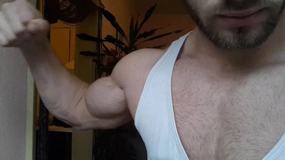 Muscle Flex Showoff - ThisVid.com