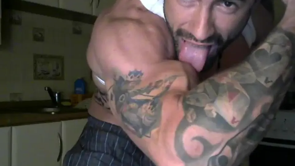 Spectacle de flexion du dieu musclé