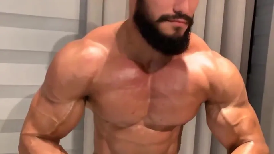 Muscle God worship - video 3 - ThisVid.com