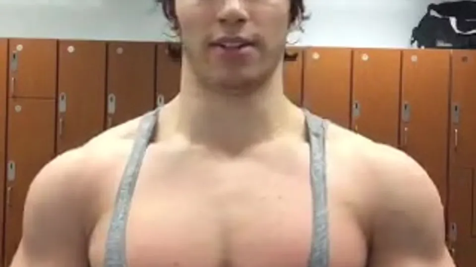 Muscle Guy Flexing in Locker Room - ThisVid.com