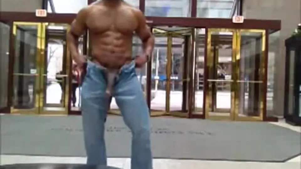 Muscle guy gets caught jerking in public - ThisVid.com