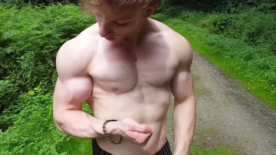 Muscle guy posing outdoors - ThisVid.com