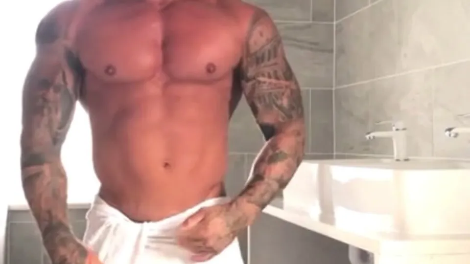 Muscle guy show off - ThisVid.com