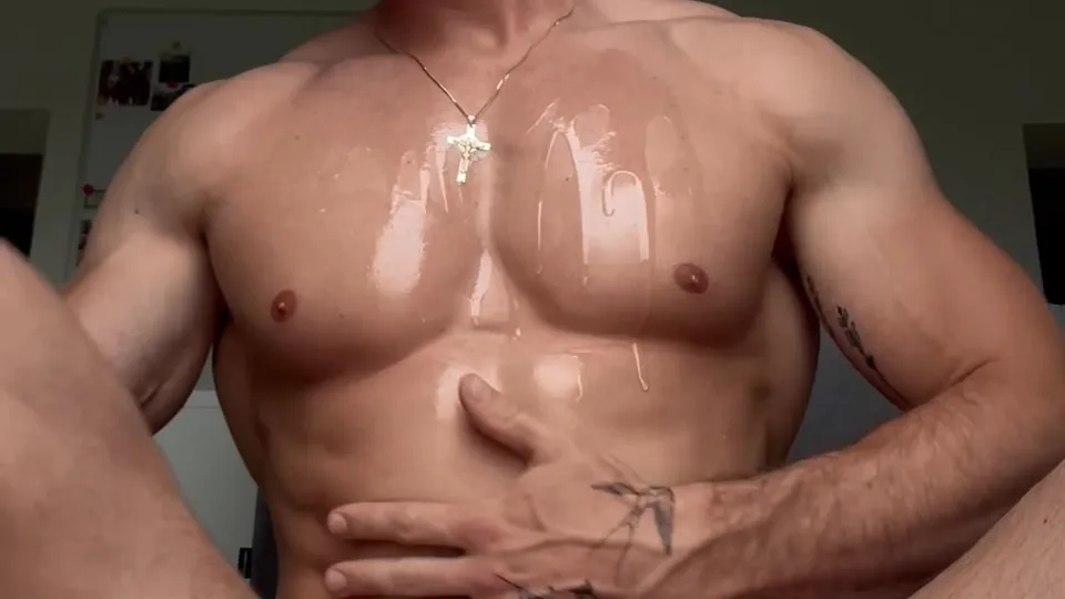 Muscle guy showing off his hole - ThisVid.com