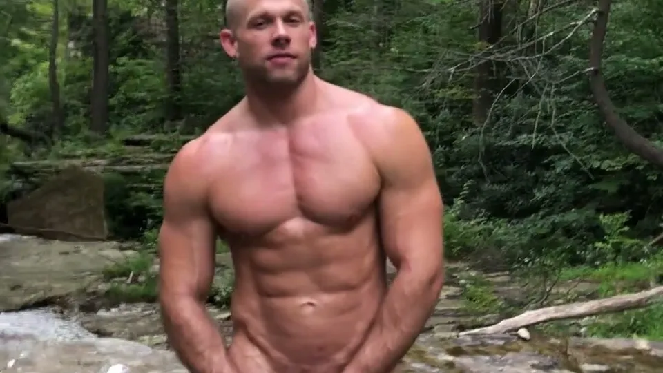 Muscle guy showing off in the woods - ThisVid.com