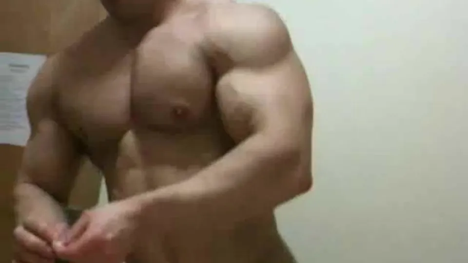 Muscle guy sucks a dick - gay muscle men porn at ThisVid tube