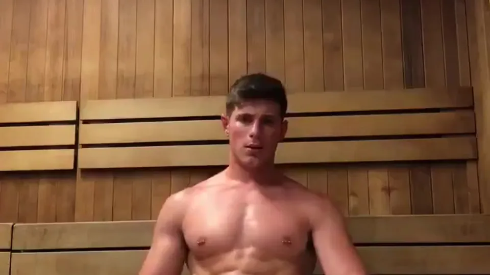 Muscle guy wants to get caught wanking in gym sauna - ThisVid.com