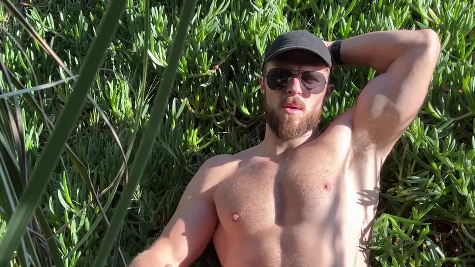 Muscle handsome hunk cum outdoor - ThisVid.com