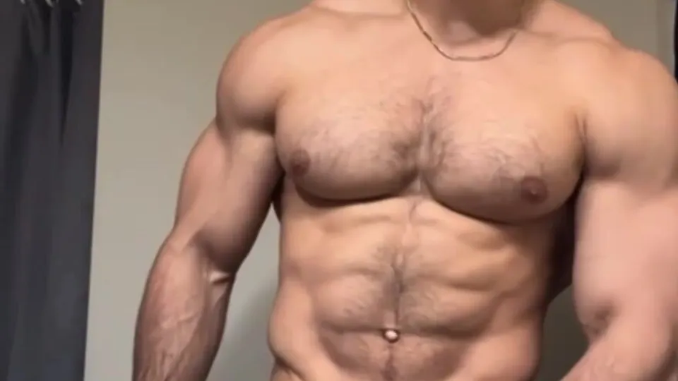 Muscle hunk flashes thick cock - ThisVid.com