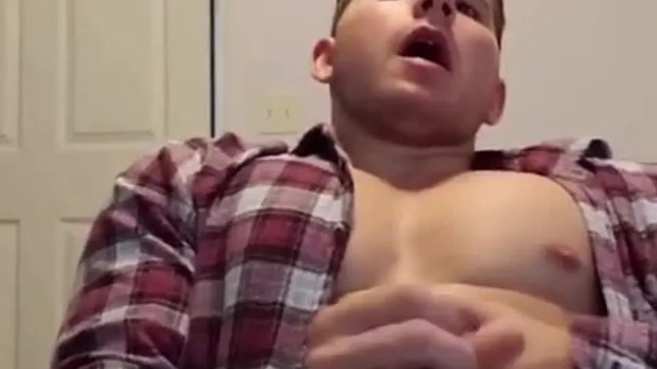 Muscle Hunk Masturbates on Webcam
