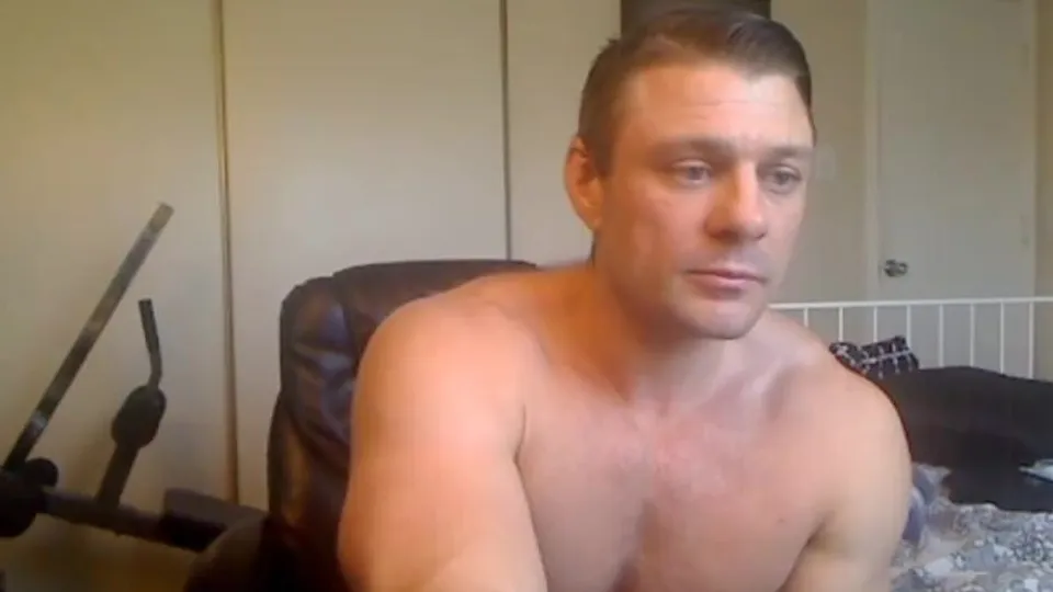 Muscle Hunk On House Arrest Entertains Us - ThisVid.com