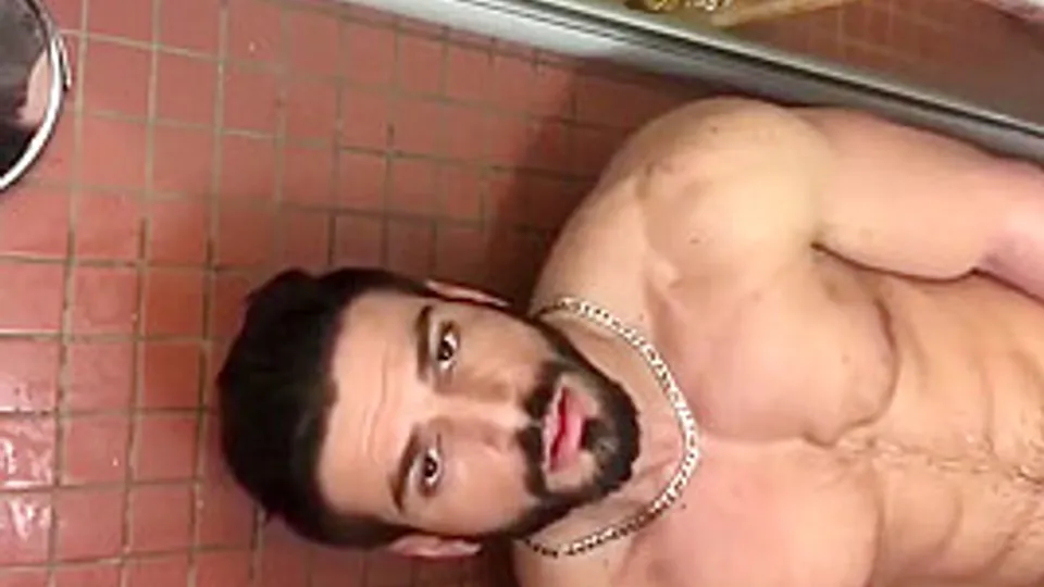 Muscle Hunk Solo Showering - Tube.aGaySex.com