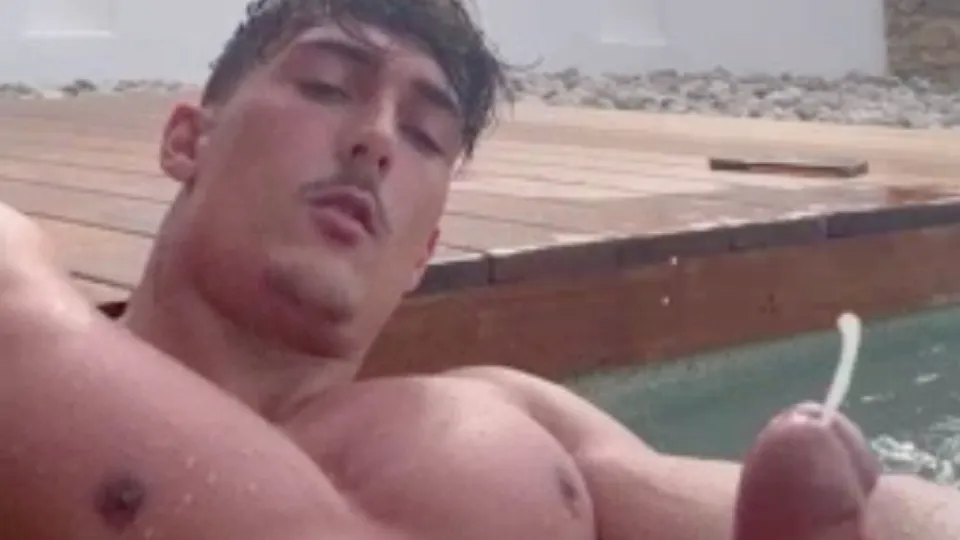 体格好的男人在温泉里手淫