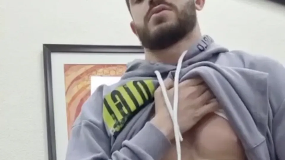 Muscle jock jerks off his big cock & cums - ThisVid.com 中文