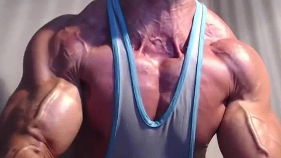 Muscle man flexing in chat - ThisVid.com