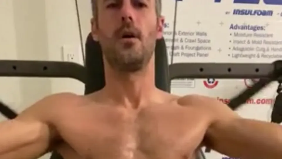 Muscle man jerking off at gym - ThisVid.com
